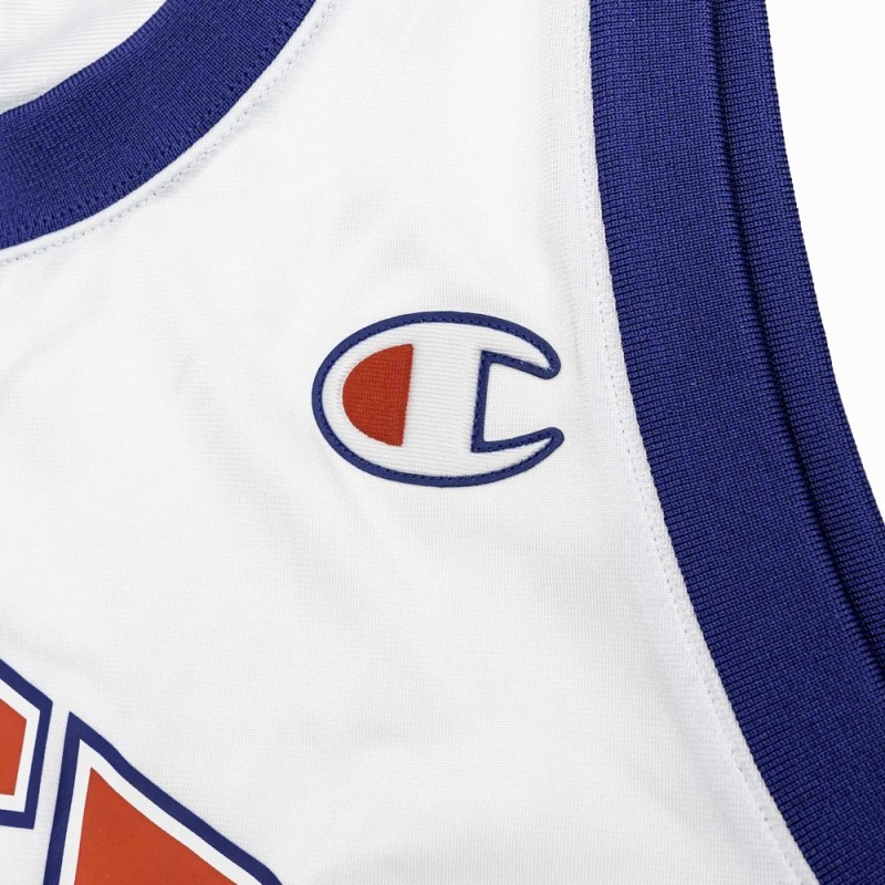 detalle logotipo camiseta champion estilo retro