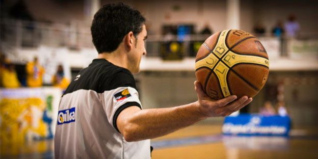 Árbitro de baloncesto en la cancha