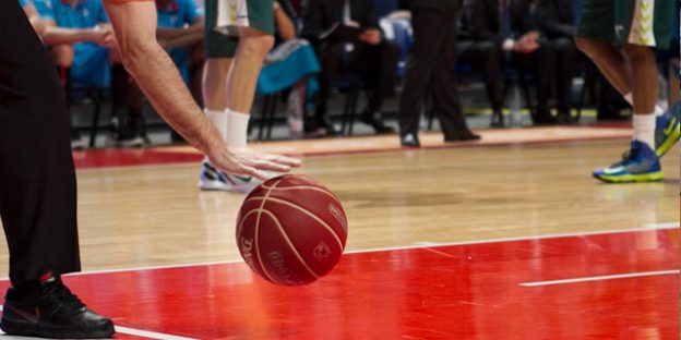 Árbitro de basket bota el balón