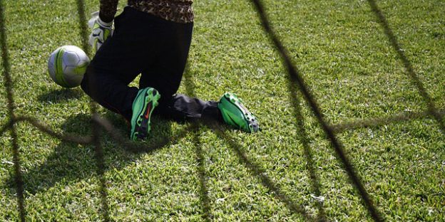 Portero de fútbol calentando