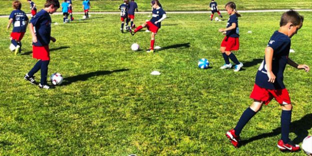 Jóvenes en sesión de entrenamiento de fútbol