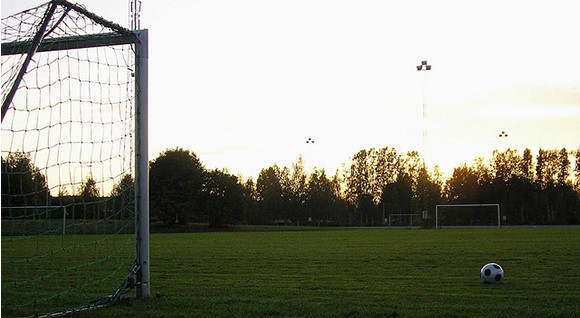 Campo con porterías de fútbol