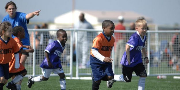 Niños entrenando al fútbol