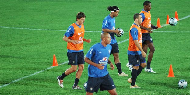 Campo de fútbol con conos y jugadores