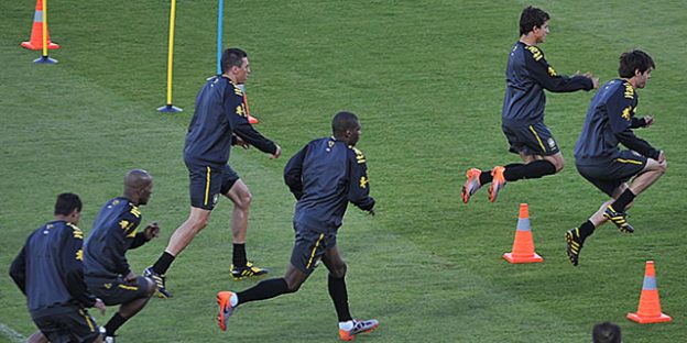 Equipo de fútbol entrenando