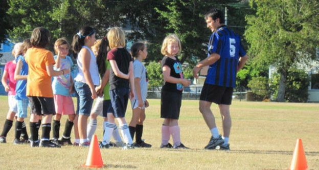 Entrenador con jóvenes promesas