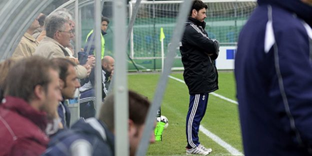 Entrenador en el banquillo