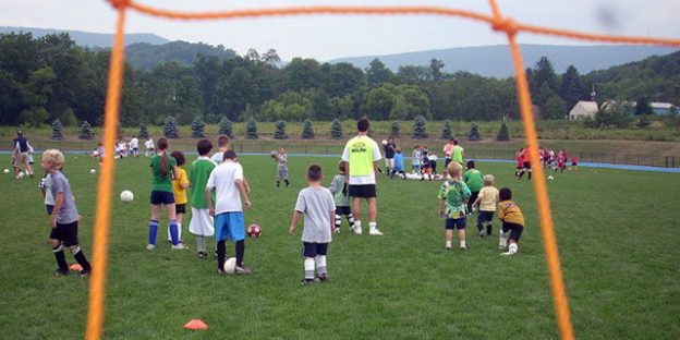 Entrenador con jóvenes jugadores