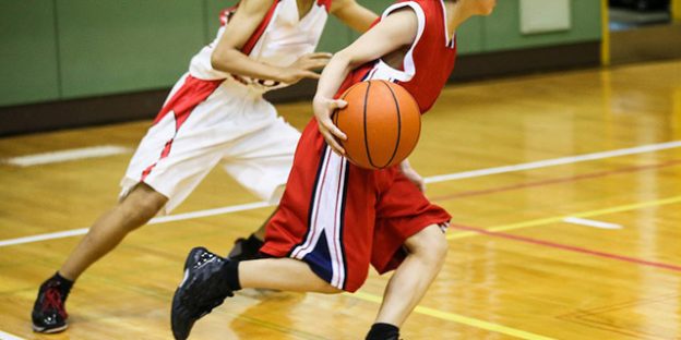 Jóvenes jugando al basket