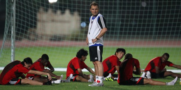 Entrenador de fútbol con jugadores