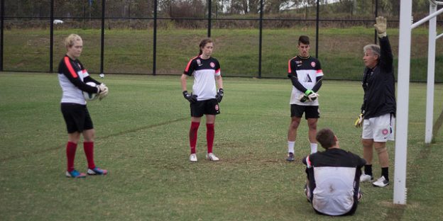 Entrenador con jugadores