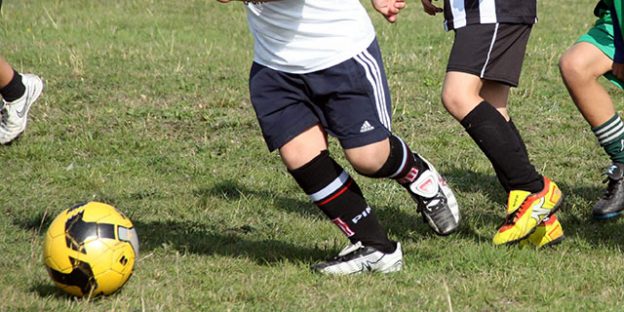 chavales jugando al fútbol