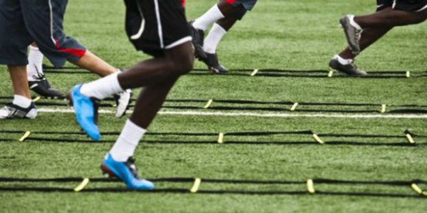 Futbolistas entrenando escalera velocidad