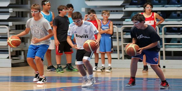 Jóvenes entrenando con gafas limitadoras de visión