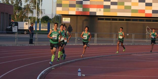 Jóvenes atletas corriendo