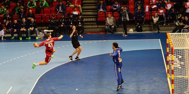 Jugador balonmano tirando a puerta