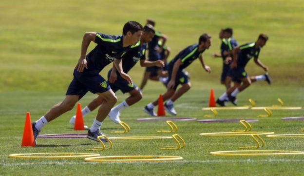 Jugadores entrenando en el campo