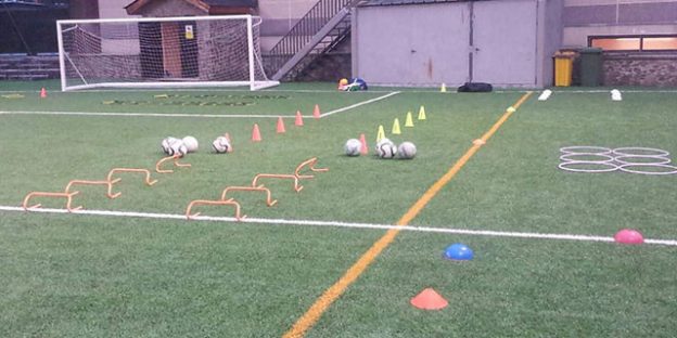 Campo de fútbol con material de entreno