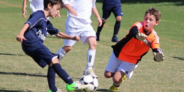 Joven portero se lanza a por el balón