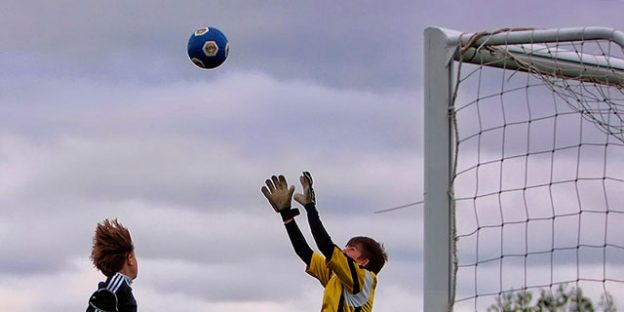 Portero salta para parar balón