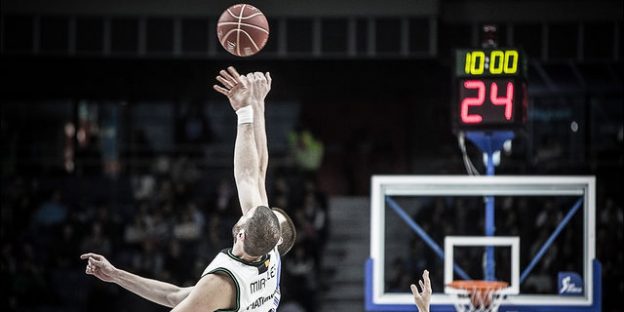 Jugadores saltando a por el balón