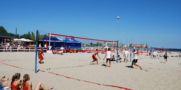 Jugando al vóley en la playa