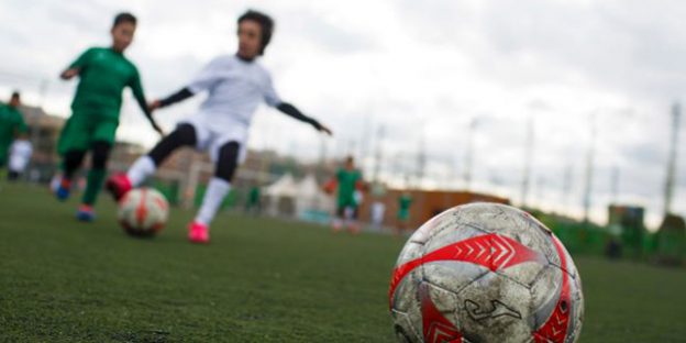 Niños jugando al fútbol