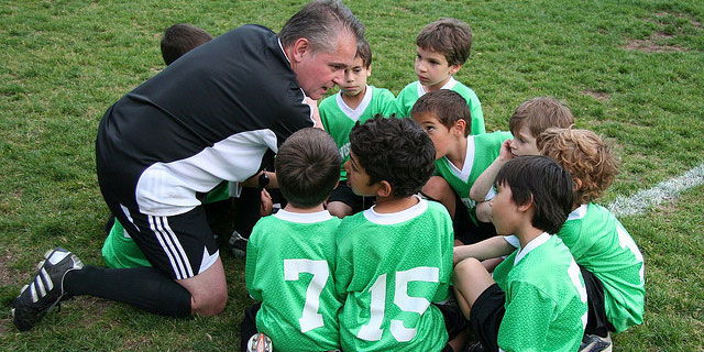 entrenando al fútbol a niños